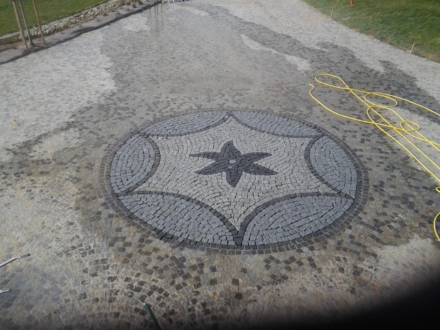 Rosace conçue en pavés par l'entreprise spécialisée Loreto Pavage